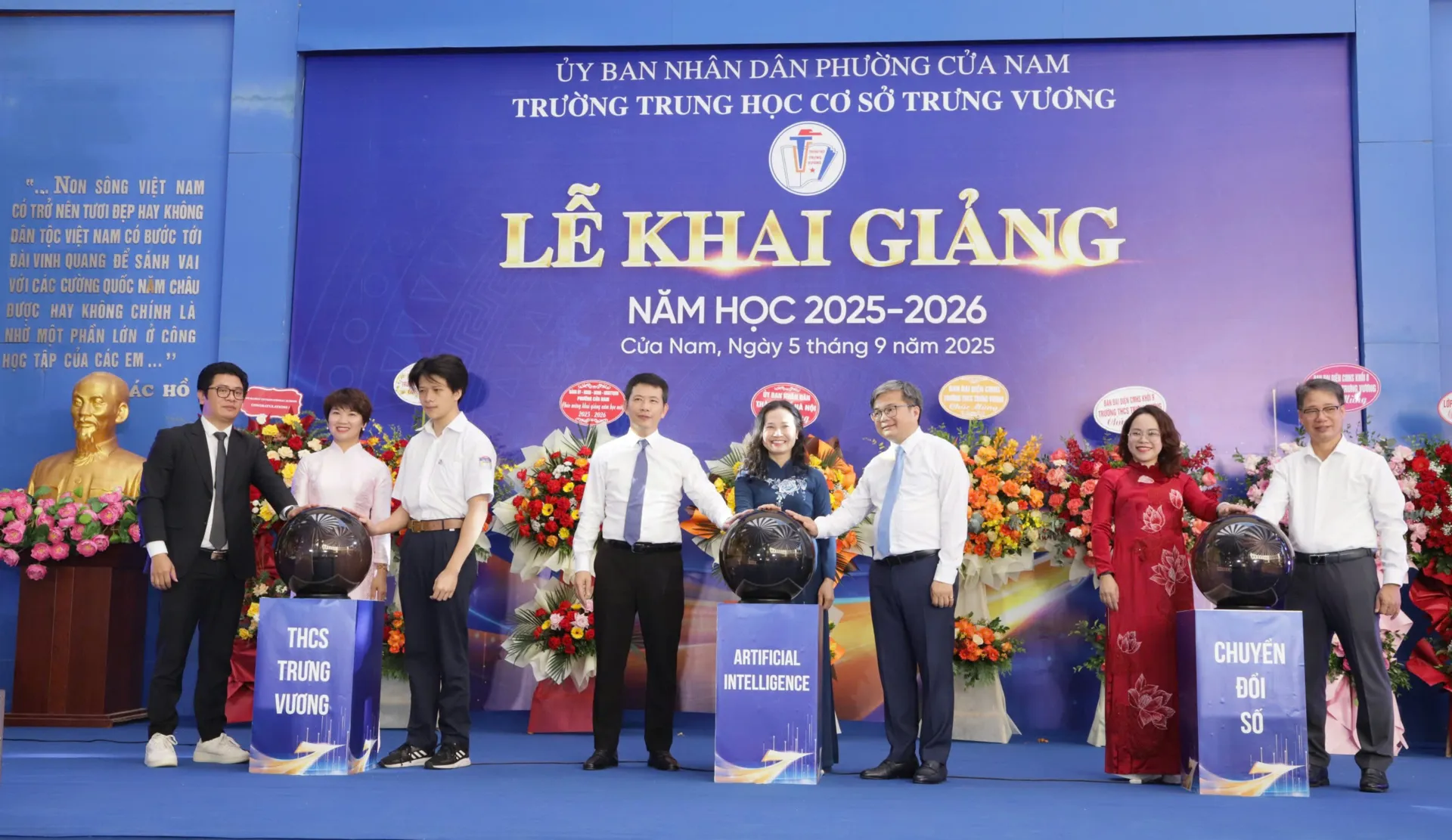 Phó Chủ tịch UBND TP Hà Nội Trương Việt Dũng dự lễ khai giảng trường THCS Trưng Vương