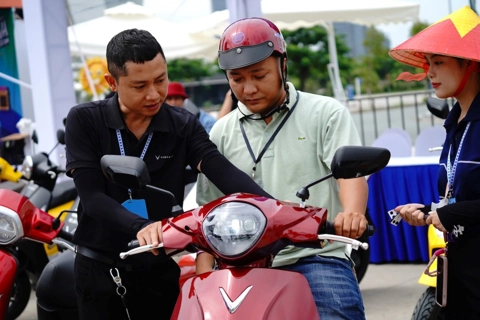 Người dân TP Hồ Chí Minh chen chân “đổi xe xăng lấy xe điện” tại VinFast Xanh Fest Icon