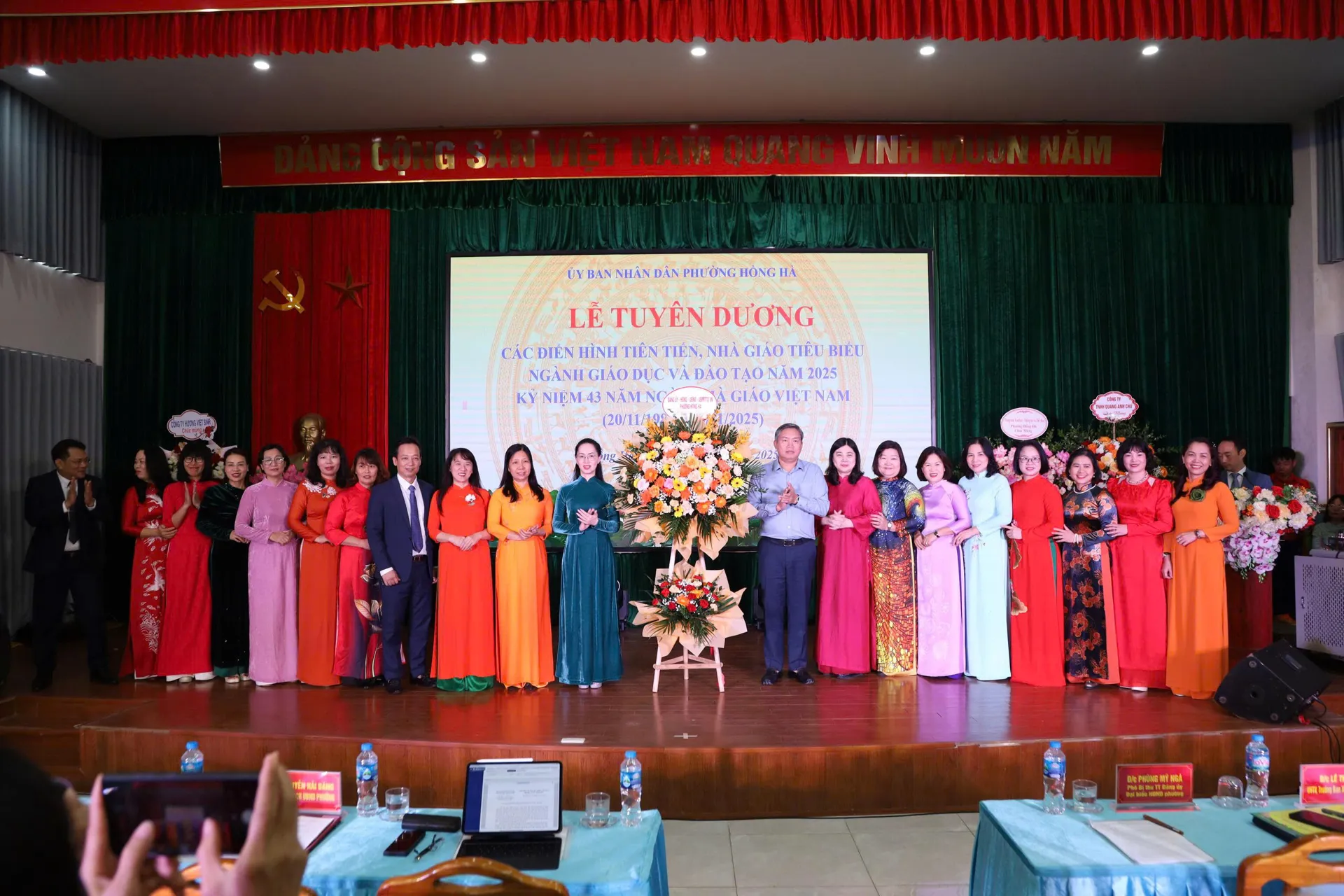 Phường Hồng Hà tuyên dương các điển hình tiên tiến ngành giáo dục nhân kỷ niệm 43 năm Ngày Nhà giáo Việt Nam
