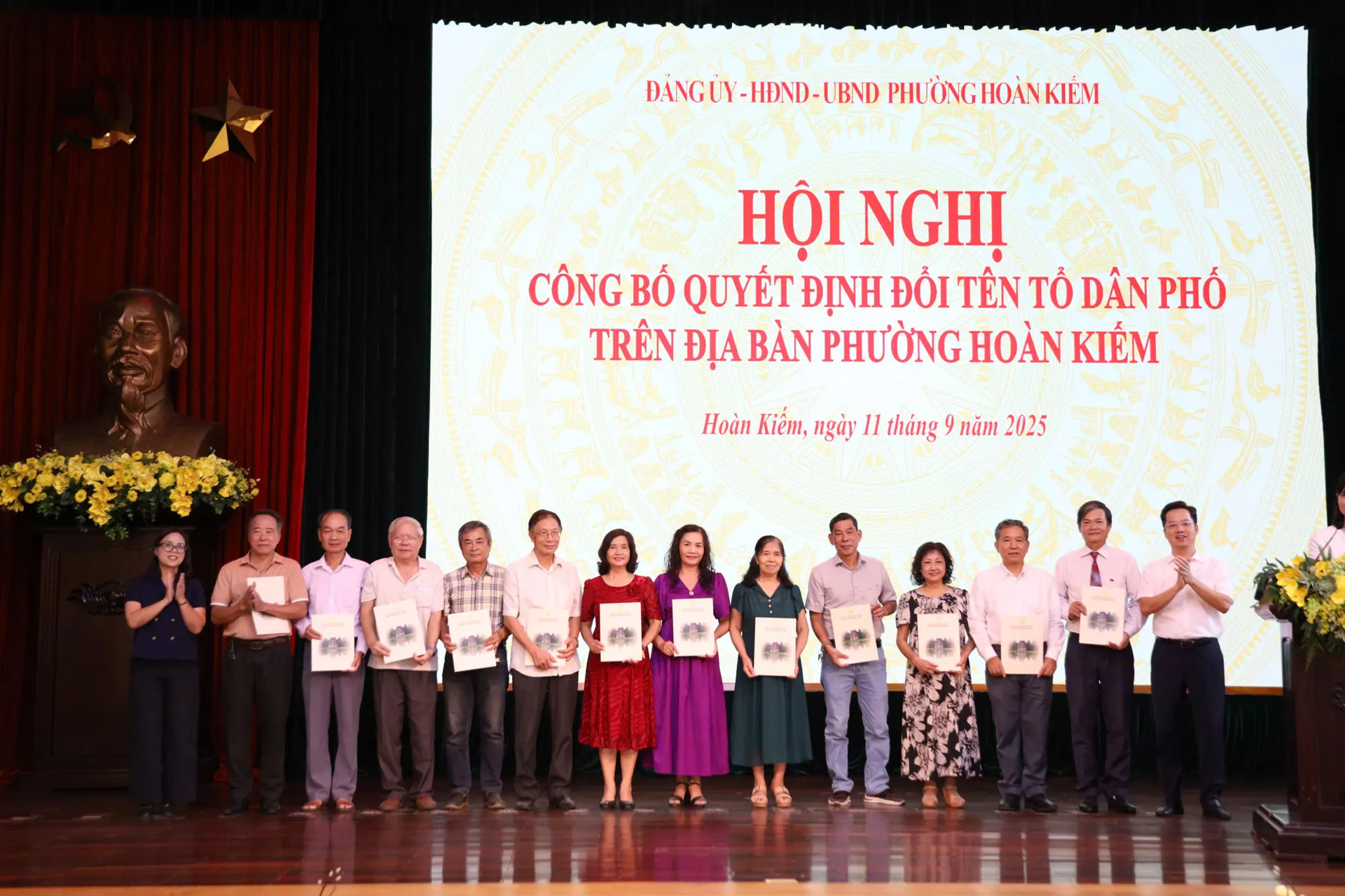 Phường Hoàn Kiếm trao quyết định đổi tên tổ dân phố