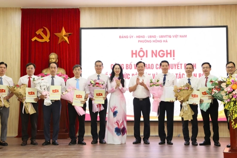 Phường Hồng Hà công bố, trao quyết định về tổ chức bộ máy và công tác cán bộ