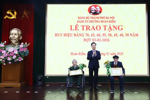 132 đảng viên phường Hoàn Kiếm vinh dự nhận Huy hiệu Đảng đợt 3/2