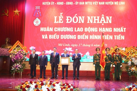 Huyện Mê Linh đón nhận Huân chương Lao động hạng Nhất