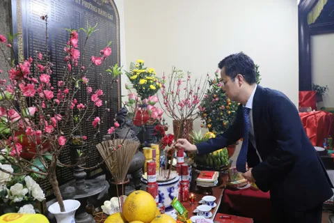 Phường Hoàn Kiếm dâng hương tưởng niệm các Anh hùng liệt sĩ nhân dịp Tết Bính Ngọ 2026