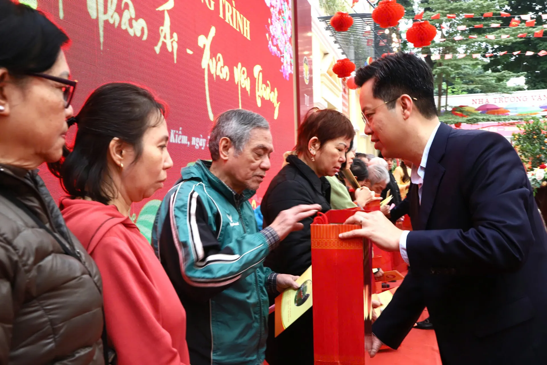 Ấm áp “Tết nhân ái - Xuân yêu thương” tại phường Hoàn Kiếm