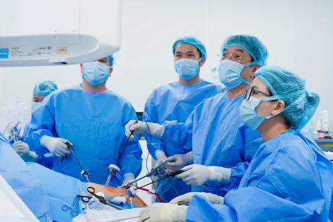 Vinmec trình diễn kỹ thuật ghép gan sống phức tạp tại Hội nghị Ghép tạng Việt Nam 2025