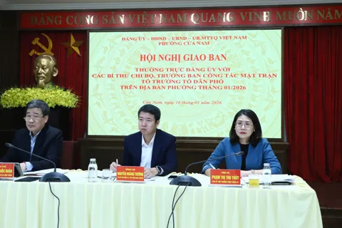 Thường trực Đảng uỷ phường Cửa Nam giao ban với bí thư chi bộ, tổ trưởng tổ dân phố tháng 1/2026