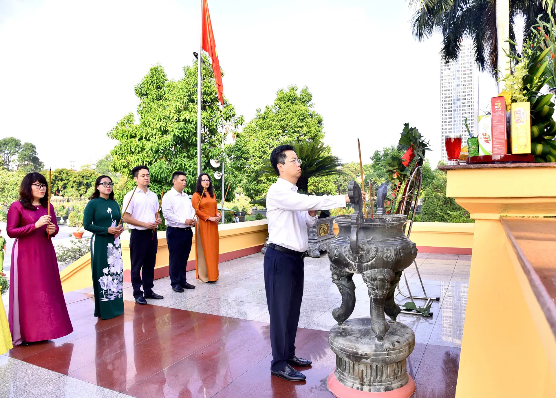 Phường Hoàn Kiếm: dâng hương tưởng nhớ công ơn các Anh hùng liệt sĩ