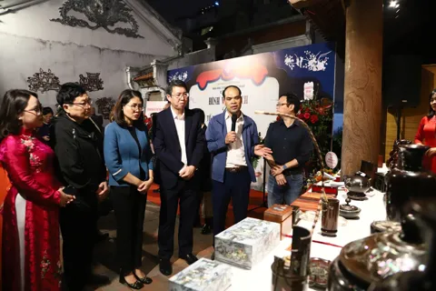 “Chuyện đình Vũ Thạch với tổ nghề chạm khảm” - nối tiếp "Chuyện đình trong phố", nơi di tích và nghề truyền thống song hành