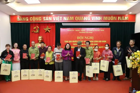 Phường Cửa Nam tặng quà cho người khuyết tật có hoàn cảnh khó khăn nhân Ngày Quốc tế Người khuyết tật 3/12