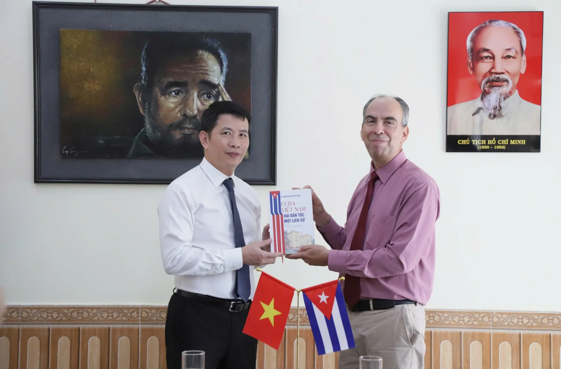 Phường Cửa Nam trao tặng quà ủng hộ nhân dân Cuba