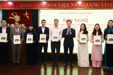 Phường Hoàn Kiếm: công bố quyết định về việc chuyển đổi cán bộ, công chức