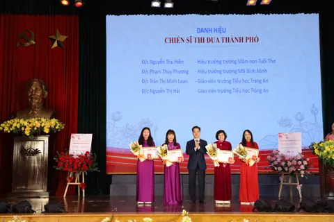 Phường Hoàn Kiếm kỷ niệm 43 năm Ngày Nhà giáo Việt Nam