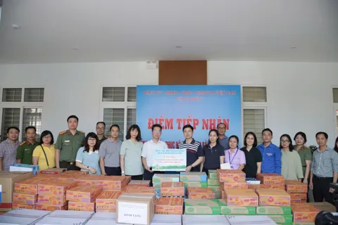 Phường Hoàn Kiếm: thăm, động viên người dân xã Trung Giã, Đa Phúc, Thư Lâm vượt lũ