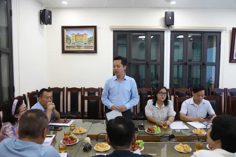 Lắng nghe ý kiến đảng viên phường Điện Biên (quận Ba Đình) chuyển sinh hoạt Đảng về phường Hoàn Kiếm (mới)