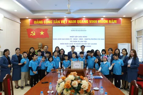 Phường Cửa Nam thăm, tặng quà người khuyết tật có hoàn cảnh khó khăn