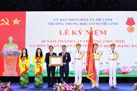 Trường THCS Mê Linh đón nhận Huân chương Lao động hạng Ba