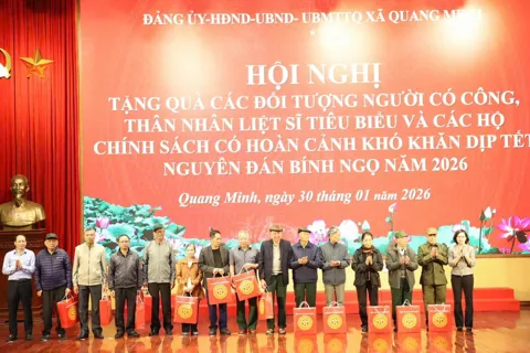 Xã Quang Minh: Tặng quà cho người có công, bảo đảm an sinh xã hội