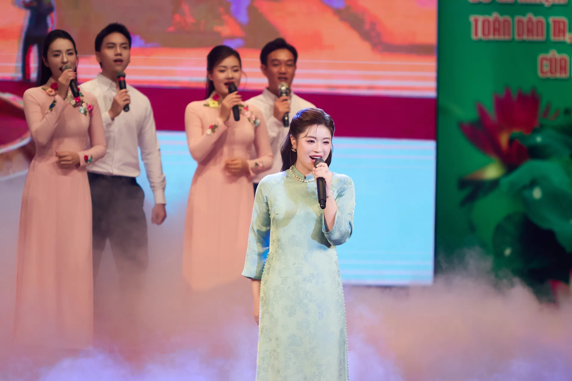 Sao mai Nguyễn Thu Hằng hát mừng kỷ niệm 100 năm Ngày Báo chí Cách mạng Việt Nam