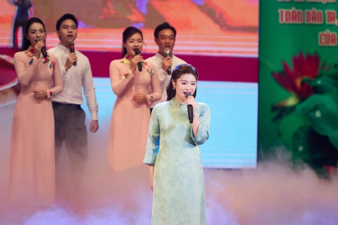 Sao mai Nguyễn Thu Hằng hát mừng kỷ niệm 100 năm Ngày Báo chí Cách mạng Việt Nam
