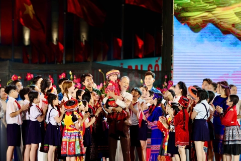 Hàng nghìn khán giả đội mưa đón xem chương trình nghệ thuật đặc biệt “Người là Hồ Chí Minh”