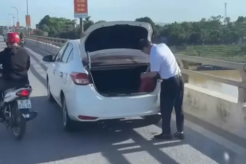 Tài xế dừng xe giữa cầu, mở cốp vứt đồ xuống sông ở Thanh Hóa