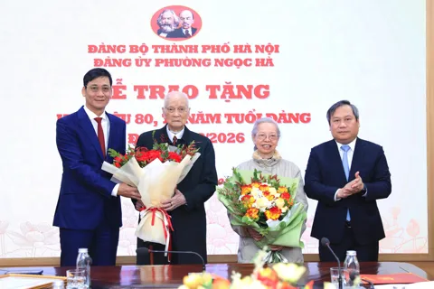 Chủ tịch UBND TP Hà Nội Vũ Đại Thắng trao Huy hiệu Đảng đợt 3/2 tại phường Ngọc Hà