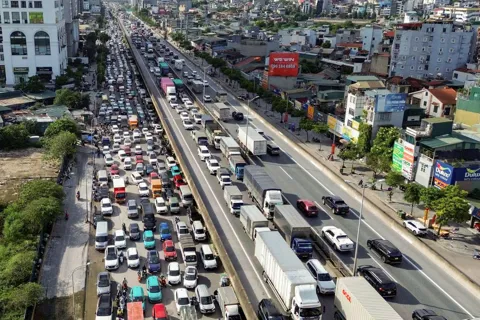 Vành đai 3 quá tải, CSGT Hà Nội khuyến cáo người dân di chuyển an toàn