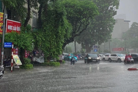 Hà Nội mưa to xối xả kéo dài, gió giật mạnh, cảnh báo người dân hạn chế ra đường