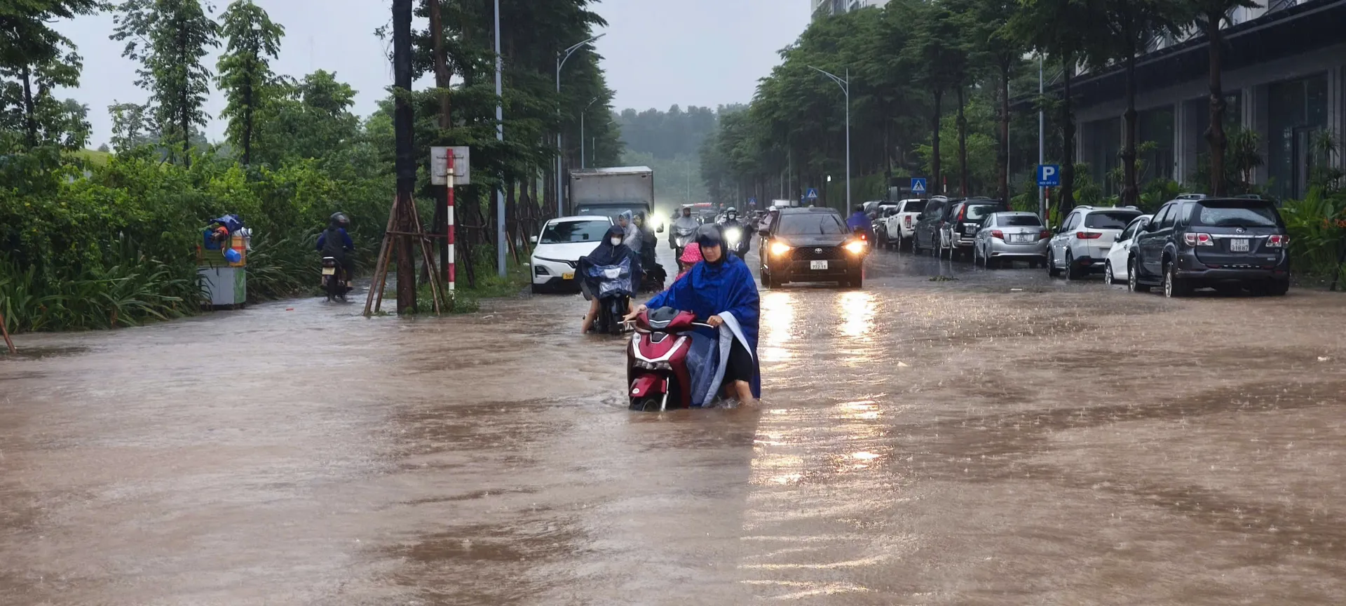 Hà Nội: Nhiều tuyến phố ngập cục bộ do mưa lớn kéo dài, người dân chật vật di chuyển

