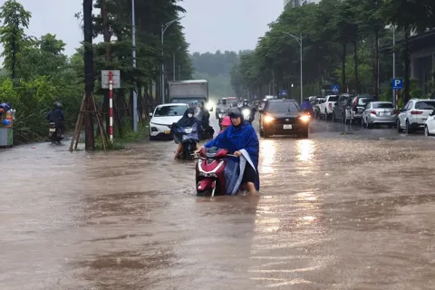 Hà Nội: Nhiều tuyến phố ngập cục bộ do mưa lớn kéo dài, người dân chật vật di chuyển
