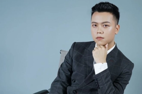 Ca sỹ Đình Dũng tổ chức minishow “Tình anh” tại bãi biển Trà Cổ