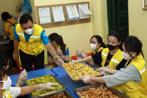 Những bếp chay thiện nguyện: Ngọn lửa yêu thương giữa lòng Hà Nội