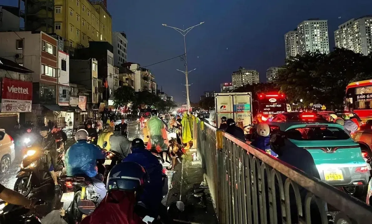 Nước ngập sâu, tắc đường kéo dài, dân công sở Hà Nội bất đắc dĩ ở lại cơ quan