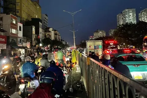 Nước ngập sâu, tắc đường kéo dài, dân công sở Hà Nội bất đắc dĩ ở lại cơ quan