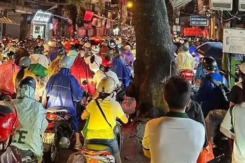 Hà Nội: Đêm 30/9, nhiều người vẫn "vật lộn" giữa đường, chưa biết bao giờ sẽ về được nhà