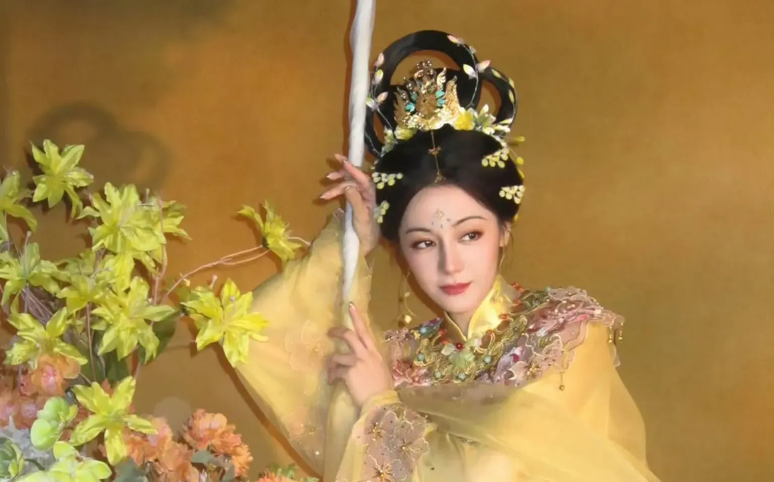 Diễn viên Địch Lệ Nhiệt Ba được ví như tiên nữ “giáng trần” trong tiết mục Tết Trung thu 2025