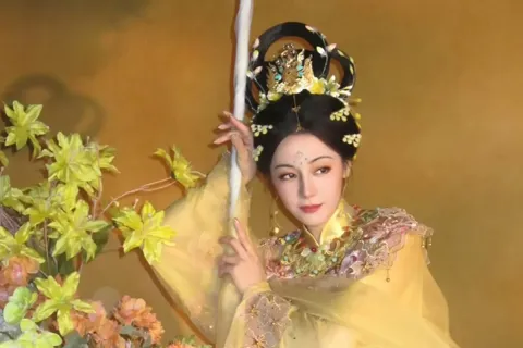 Diễn viên Địch Lệ Nhiệt Ba được ví như tiên nữ “giáng trần” trong tiết mục Tết Trung thu 2025

