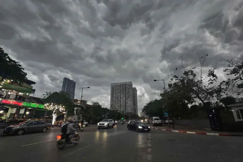 Hà Nội: Khu vực nội thành đối diện mưa to xối xả, dông, lốc, sét