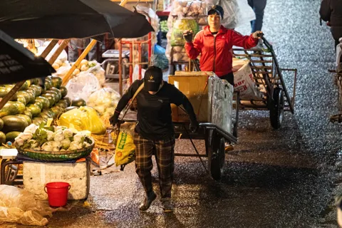 Hà Nội: Người lao động cần mẫn mưu sinh trong đêm giá rét 