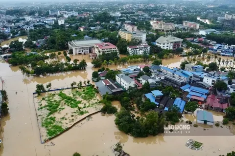 Cảnh ngập lụt khu trung tâm Thái Nguyên khi lũ sông Cầu vượt đỉnh lịch sử
