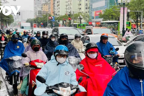 Hà Nội mưa rét, đường ùn tắc từ sáng sớm, người dân chật vật đi làm tuần cuối năm