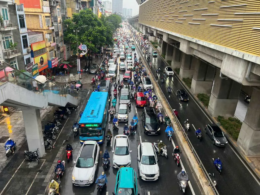 Hà Nội mưa lớn, ùn tắc giao thông kéo dài trước bão số 3 đổ bộ đất liền