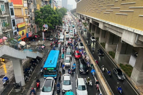 Hà Nội mưa lớn, ùn tắc giao thông kéo dài trước bão số 3 đổ bộ đất liền