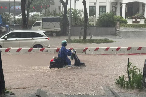 Mưa lớn, dông, lốc, sét kéo dài khu vực nội thành Hà Nội trong ngày 30/9