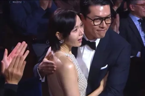 Khoảnh khắc “vàng” của màn ảnh Hàn Quốc: Vợ chồng Hyun Bin - Son Ye Jin cùng đăng quang tại Rồng Xanh 2025