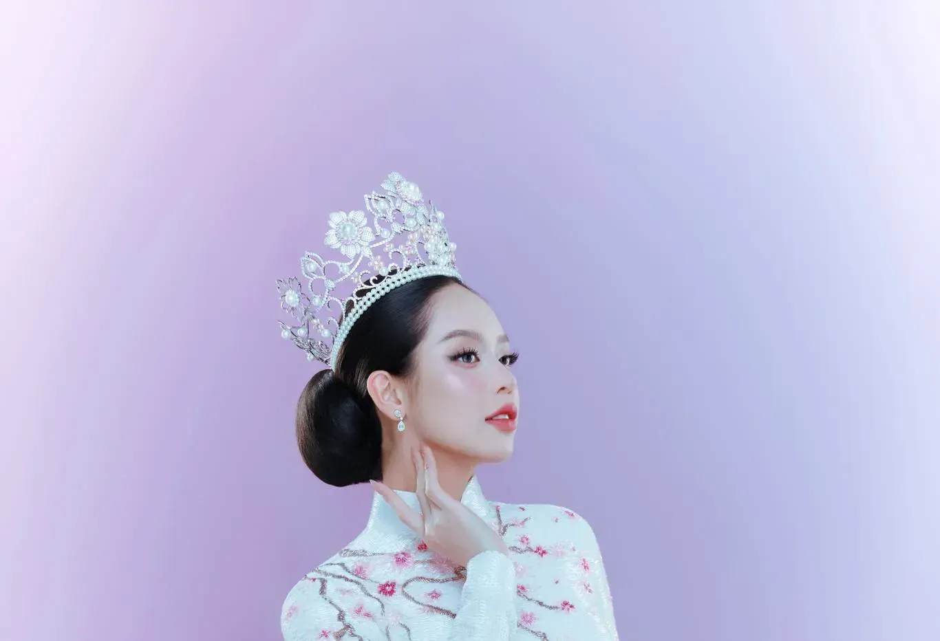 Hoa hậu Huỳnh Thị Thanh Thủy diện áo dài trong đêm chung kết Miss International 2025