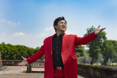 MV “Việt Nam - Tự hào tiếp bước tương lai” khiến fan nổi da gà vì nốt cao chót vót của Tùng Dương