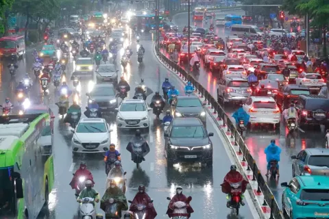 Nhiều tuyến đường Hà Nội bị tắc nghẽn do mưa to đúng giờ cao điểm sáng
