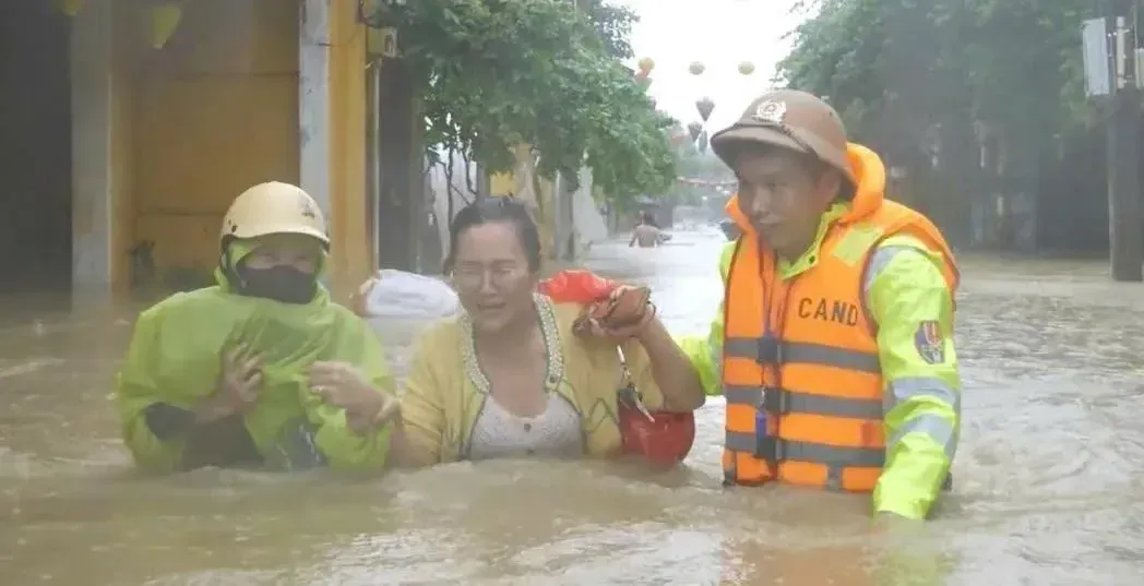 Lũ lịch sử "nhấn chìm" nhiều bệnh viện ở Huế, nhiều nơi ở Đà Nẵng cô lập